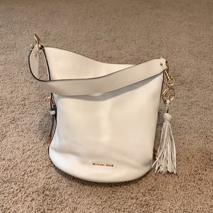 White Michael Kors Bucket Bag / Crossbody